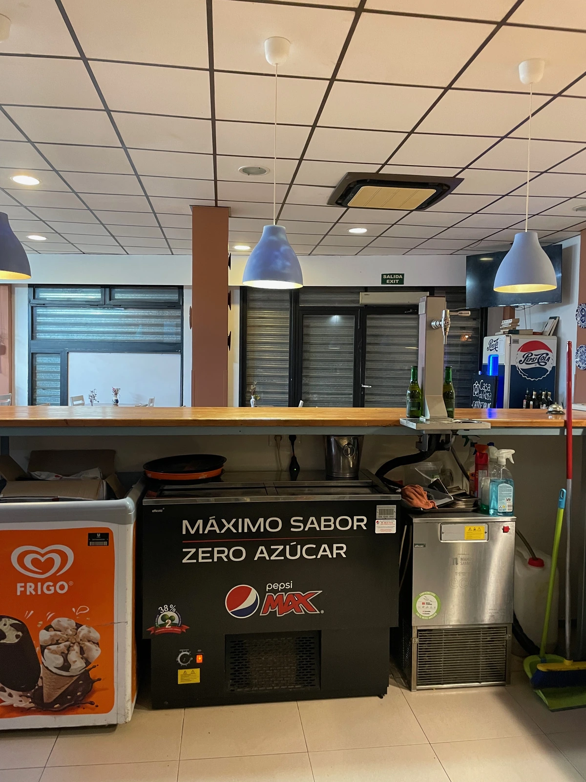 Mostrador con vitrina de helados, refrigerador, fregadero y área de servicio