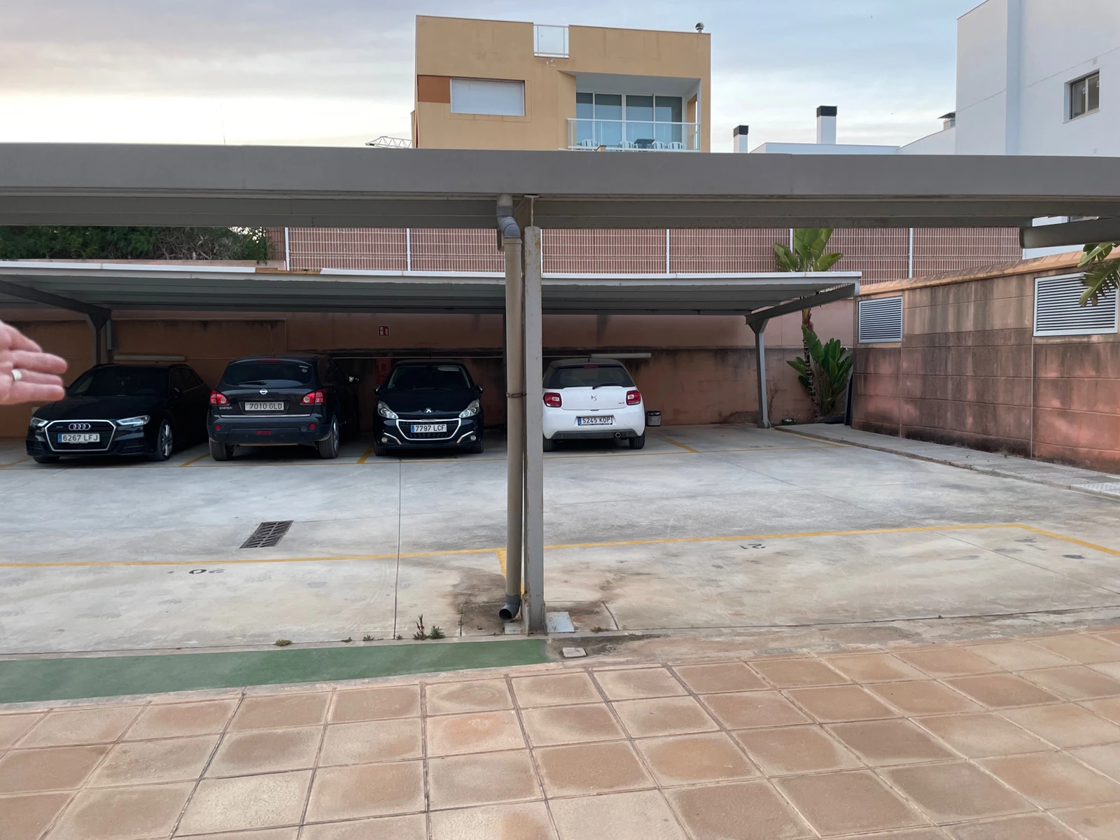 Plaza de aparcamiento cubierta en la parte trasera del local