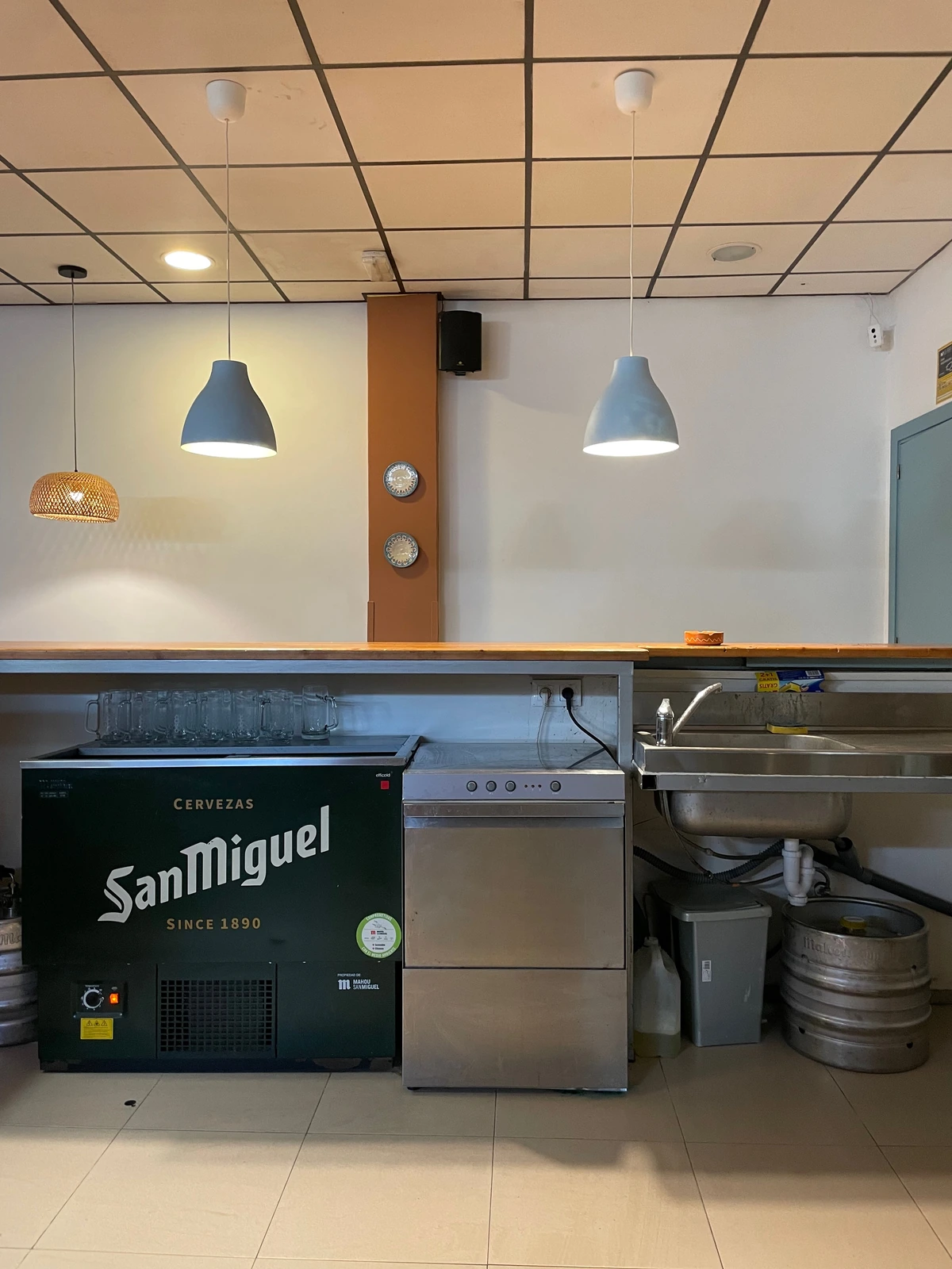 Equipos bajo encimera con unidad de cerveza de marca, zona de lavavajillas y almacenaje